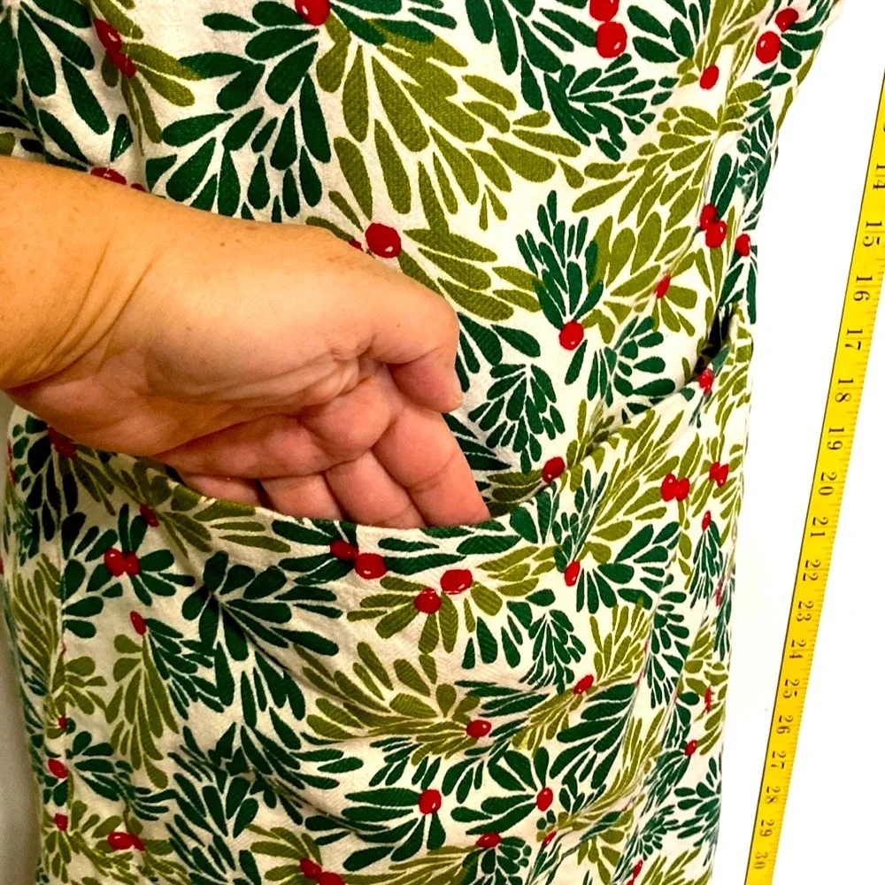 Crate and Barrel Mistletoe Red Green Apron One Size fits Most 27 in x 36 in